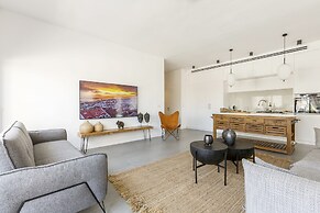 AirTLV-Bazel Apartment With Balcony