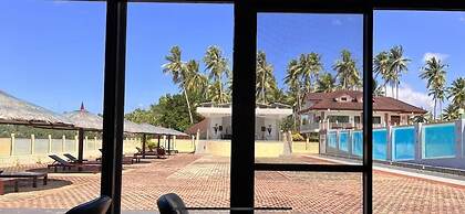 Foxy's Beach Resort