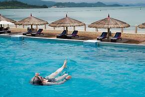 Foxy's Beach Resort