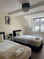 Central top Floor 2-bed Apartment in Swindon