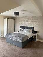 Central top Floor 2-bed Apartment in Swindon