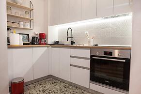 Modern New Apt next To Metaxourgeio