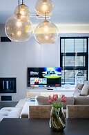 Flat with stunning views & prv parking