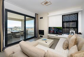 Flat with stunning views & prv parking