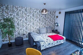 Remarkable 2-bed Apartment With Sea View