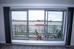 Remarkable 2-bed Apartment With Sea View
