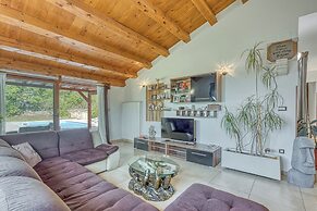 Villa Simac With Pool and Whirlpool