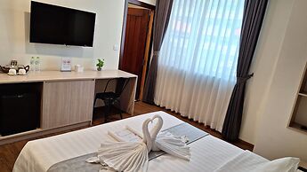 Joli Hotel