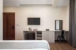 Joli Hotel