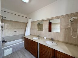 Vilamoura Ocean Villa With Pool