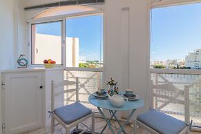 Vilamoura Main Avenue by Homing