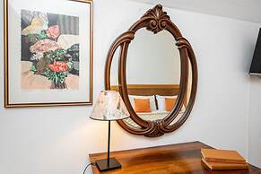 Aurora in Pantheon Apartment