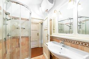 Aurora in Pantheon Apartment