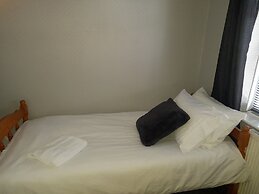 Bright 4-bed House 15 min to Manchester Centre