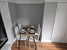 Bright 4-bed House 15 min to Manchester Centre
