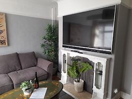 Bright 4-bed House 15 min to Manchester Centre
