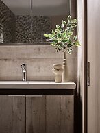 Laura Suites