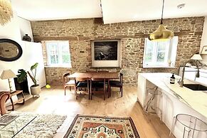3 Bed Cottage - Sleeps 6 - Pets - Parking - Wifi
