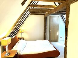 3 Bed Cottage - Sleeps 6 - Pets - Parking - Wifi