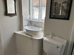 3 Bed Cottage - Sleeps 6 - Pets - Parking - Wifi