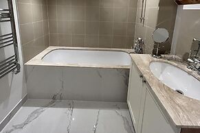 3 Bed Cottage - Sleeps 6 - Pets - Parking - Wifi