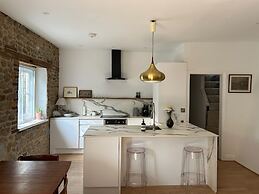 3 Bed Cottage - Sleeps 6 - Pets - Parking - Wifi