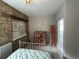 3 Bed Cottage - Sleeps 6 - Pets - Parking - Wifi
