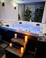 1 Bed Flat - Sleeps 2 - Jacuzzi - Parking - Wifi