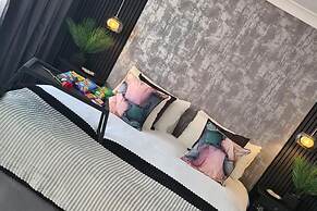 1 Bed Flat - Sleeps 2 - Jacuzzi - Parking - Wifi
