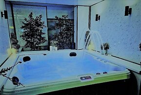 1 Bed Flat - Sleeps 2 - Jacuzzi - Parking - Wifi