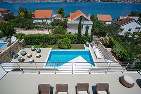 Stunning Villa Avalon for 9 Pool 2 Mins to Beach