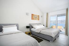 Stunning Villa Avalon for 9 Pool 2 Mins to Beach