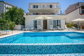 Stunning Villa Avalon for 9 Pool 2 Mins to Beach