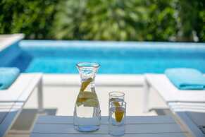 Stunning Villa Avalon for 9 Pool 2 Mins to Beach