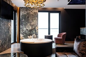 Art Suites Luxury Hotel