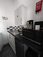 Black Ocean Holiday Apartments