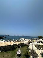 Small Beach Hotel
