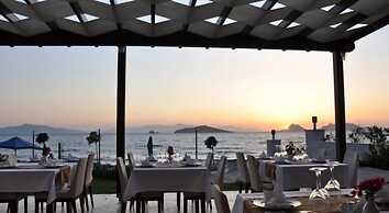 Small Beach Hotel