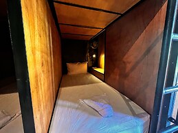 Mangroove Bay Boutique Hostel