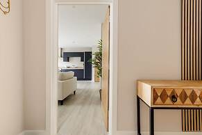 Modern 2bed Flat, Parking, Close to Beach & Shops