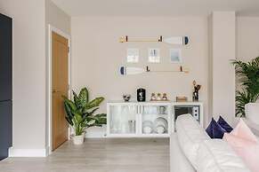 Modern 2bed Flat, Parking, Close to Beach & Shops