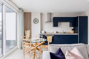 Modern 2bed Flat, Parking, Close to Beach & Shops