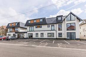 Modern 2bed Flat, Parking, Close to Beach & Shops