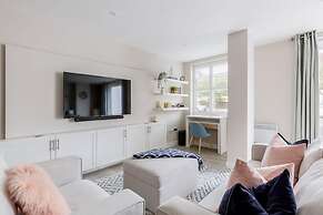 Modern 2bed Flat, Parking, Close to Beach & Shops