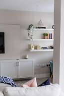 Modern 2bed Flat, Parking, Close to Beach & Shops