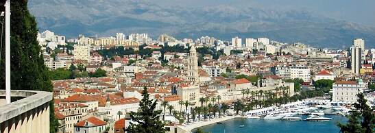 Cool Attic apt w Gallery, in the Heart of Split