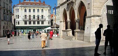 Cool Attic apt w Gallery, in the Heart of Split