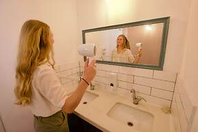 Jungle Jaffa Hostel Age 18 to 45