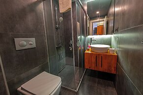 Mrt Suites Lara