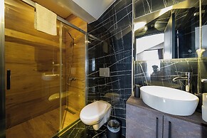 Mrt Suites Lara